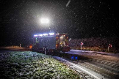 Baltmannsweiler: Glatteis sorgt fuer Unfall auf Kreisstrasse - Pkw landet im Graben